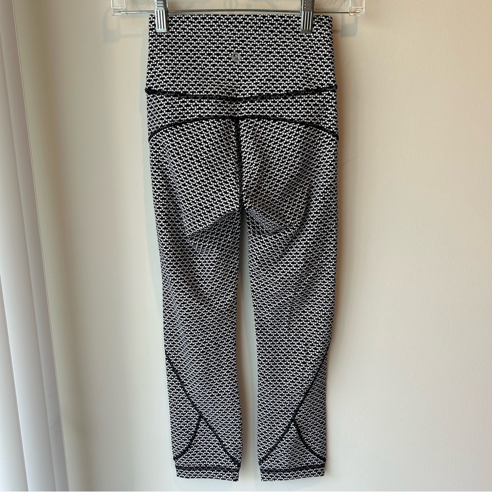Lululemon In Movement 7/8 Tight *Everlux Monochromatic Black Size 2 - Picture 5 of 8